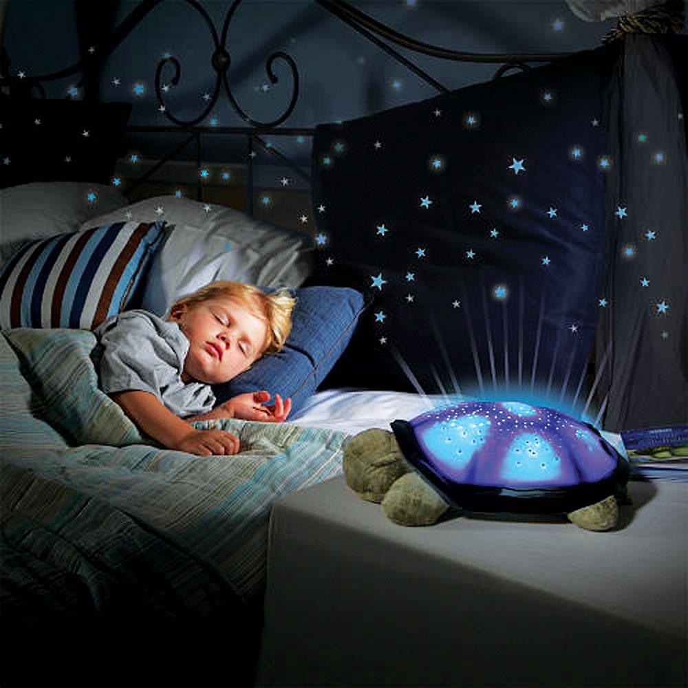 nhiều cha mẹ thường để con ngủ ở cạnh đèn ngủ.